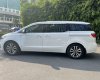 Kia Sedona 2018 - Cần bán gấp Kia Sedona 2.2 DATH máy dầu màu trắng, năm sản xuất 2018, xe rõ nguồn gốc, km chuẩn