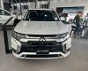 Mitsubishi Outlander 2022 - Xe màu trắng