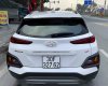 Hyundai Kona 1.6 Turbo 2018 - Bán Hyundai Kona 1.6 Turbo năm sản xuất 2018, màu trắng số tự động, giá chỉ 595 triệu