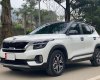 Kia Seltos 2020 - Bán xe Kia Seltos 1.4 Premium sản xuất năm 2020, màu trắng như mới