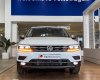 Volkswagen Tiguan 2023 - Màu trắng, nội thất đen cam - Xe Đức nhập khẩu sang trọng, thời điểm mua xe giá rẻ