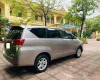 Toyota Innova 2.0E 2020 - Gia đình tôi cần bán chiếc xe ô tô Toyota Innova 2.0E màu xám vàng 2020