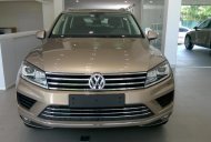 Volkswagen Touareg 2016 - Volkswagen Touareg 3.6l GP , màu vàng cát, xe gầm cao nhập Đức. Tặng 289 triệu tiền mặt- Thu Hương: 0902.608.293 giá 2 tỷ 889 tr tại BR-Vũng Tàu