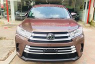 Toyota Highlander 2017 - Bán Toyota Highlander 2017 LE màu nâu sậm, xe mới 100% giá 2 tỷ 610 tr tại Hà Nội