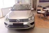 Volkswagen Touareg 2016 - Volkswagen Touareg bạc - có sẵn - giao ngay- giao xe toàn quốc - liên hệ ngay để được giá tốt 0968028344 giá 2 tỷ 499 tr tại Bình Định