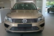 Volkswagen Touareg 2016 - Bán ô tô Volkswagen Touareg năm 2016, màu vàng, nhập khẩu giá 2 tỷ 499 tr tại Khánh Hòa