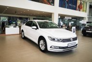 Volkswagen Passat 2018 - Xe Volkswagen Passat Comfort màu trắng giảm 12% giá 1 tỷ 380 tr tại Tp.HCM