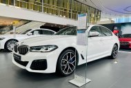 BMW 520i 2022 - Xe sẵn giao ngay, ưu đãi tiền mặt hấp dẫn, kèm bộ quà tặng cùng phụ kiện full theo xe giá 2 tỷ 639 tr tại Tp.HCM