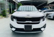 Kia Seltos 2021 - Xe màu trắng, nội thất kem giá 645 triệu tại Tp.HCM