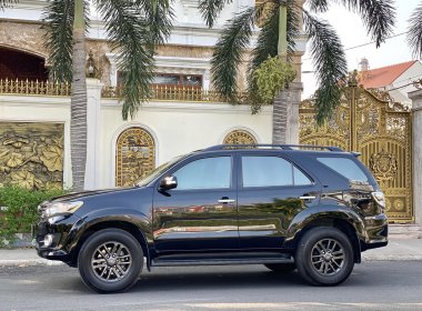 Toyota Fortuner V 2016 - Gia đình Cần bán xe Toyota Fortuner V SX 2016. Màu đen , nội thất kem
